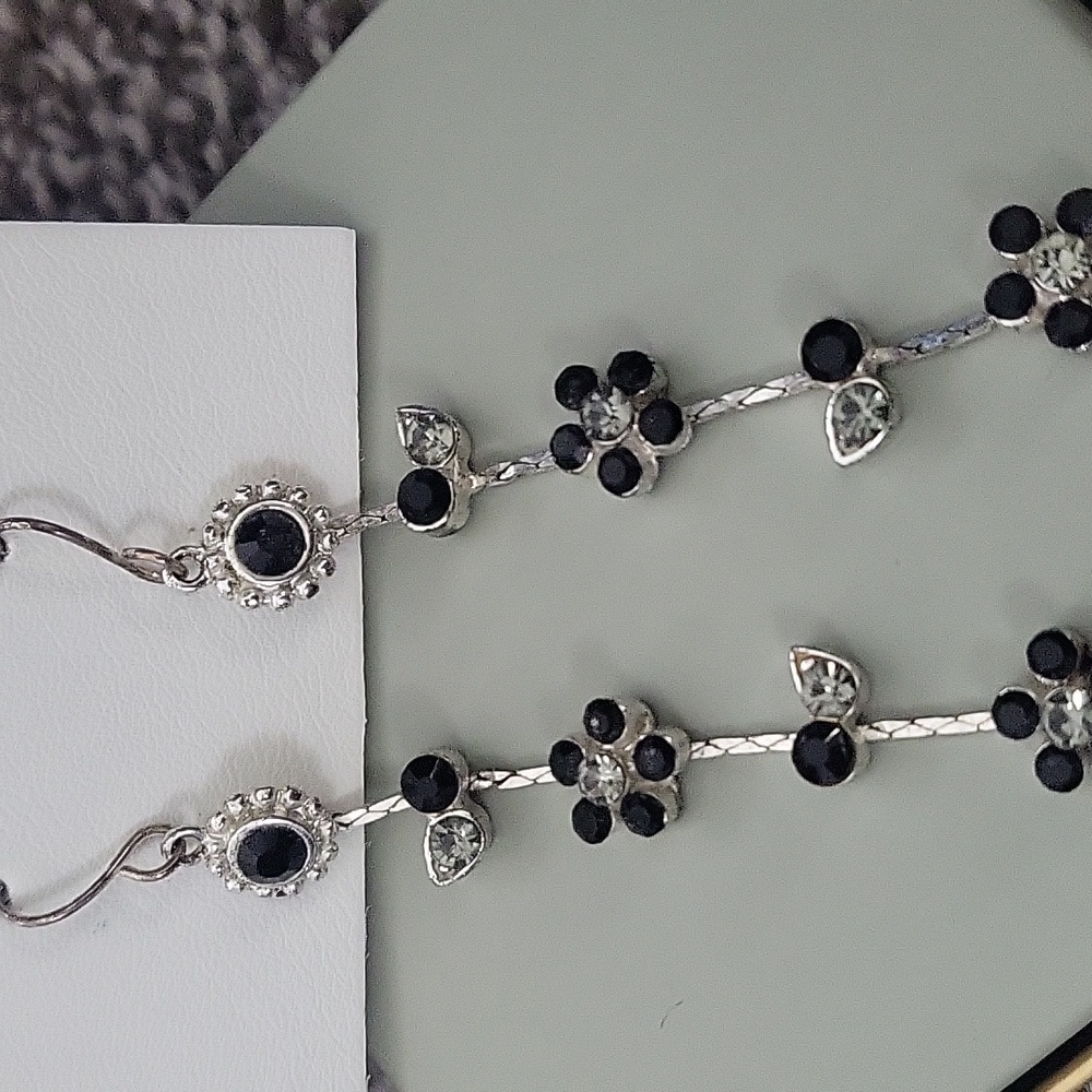 Flower dangle earrings - Picture 2 of 2